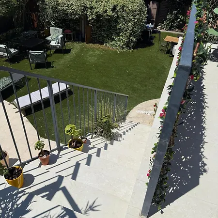 Etage Prive Dans Maison Chaleureuse Avec Piscine Pensionat