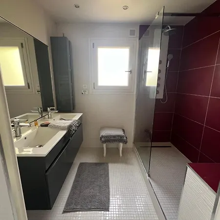 Etage Prive Dans Maison Chaleureuse Avec Piscine