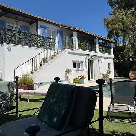 Etage Prive Dans Maison Chaleureuse Avec Piscine Pensjonat Antibes