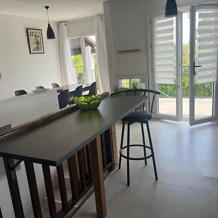Etage Prive Dans Maison Chaleureuse Avec Piscine ゲストハウス