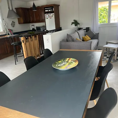 Etage Prive Dans Maison Chaleureuse Avec Piscine Penzion Antibes