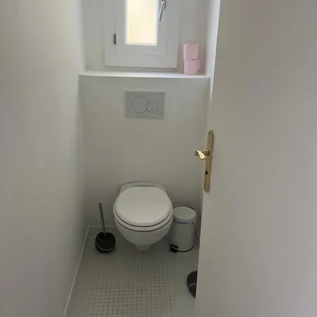 Etage Prive Dans Maison Chaleureuse Avec Piscine アンティーブ