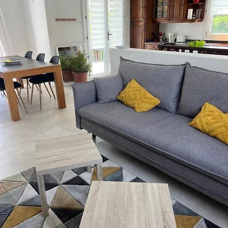 ゲストハウス Etage Prive Dans Maison Chaleureuse Avec Piscine