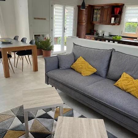 Etage Prive Dans Maison Chaleureuse Avec Piscine アンティーブ