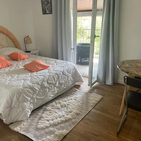 Etage Prive Dans Maison Chaleureuse Avec Piscine Pensjonat