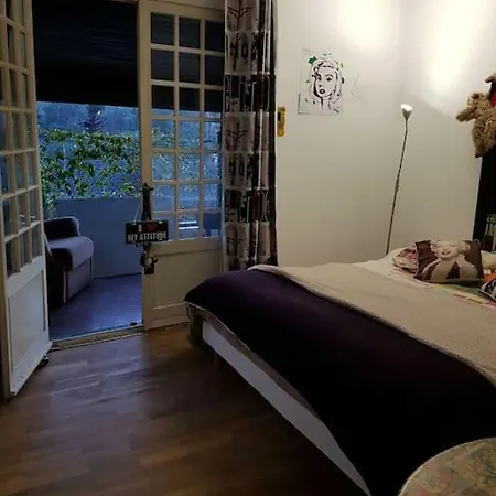 Etage Prive Dans Maison Chaleureuse Avec Piscine