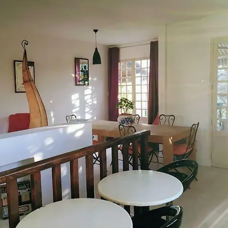 Etage Prive Dans Maison Chaleureuse Avec Piscine