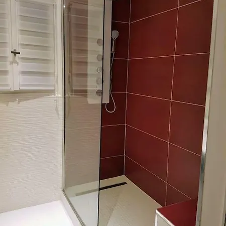 Etage Prive Dans Maison Chaleureuse Avec Piscine アンティーブ