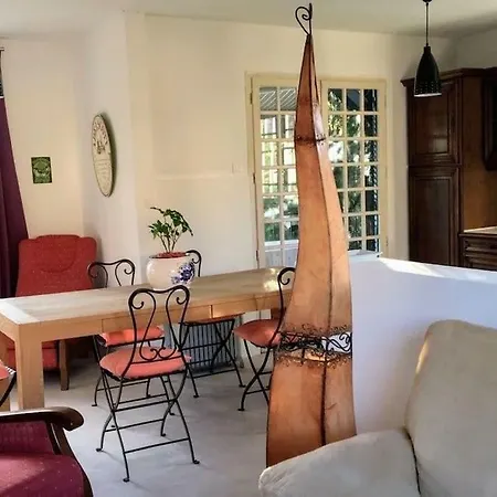Etage Prive Dans Maison Chaleureuse Avec Piscine